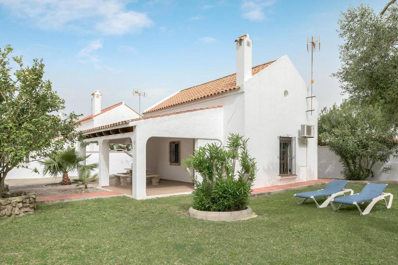 Casa Vacacional 'Miguelin 1' con Piscina Compartida, Wi-Fi y Aire Acondicionado in Playa de Zahora, Barbate