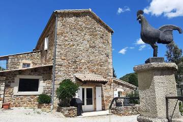 Gîte pour 2 personnes, avec terrasse et piscine à Banne