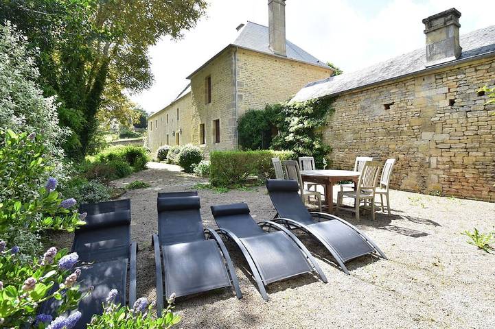 Location de vacances pour 12 personnes, avec jardin et piscine ainsi que jacuzzi et sauna dans Ponts sur Seulles