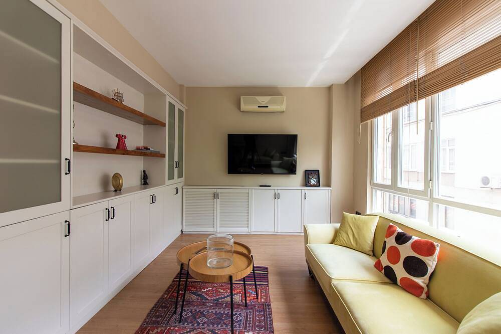 Entire apartment, Cozy 2-bedroom apartment in charming Istanbul with Ac in Kadıköy, Istanbul
