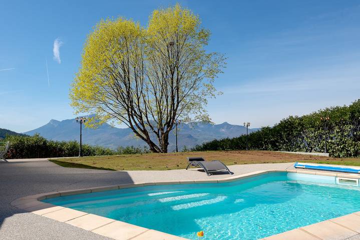 Casa independiente con piscina, jacuzzi y spa in Saint-Jean-d'Arvey, Chambéry region