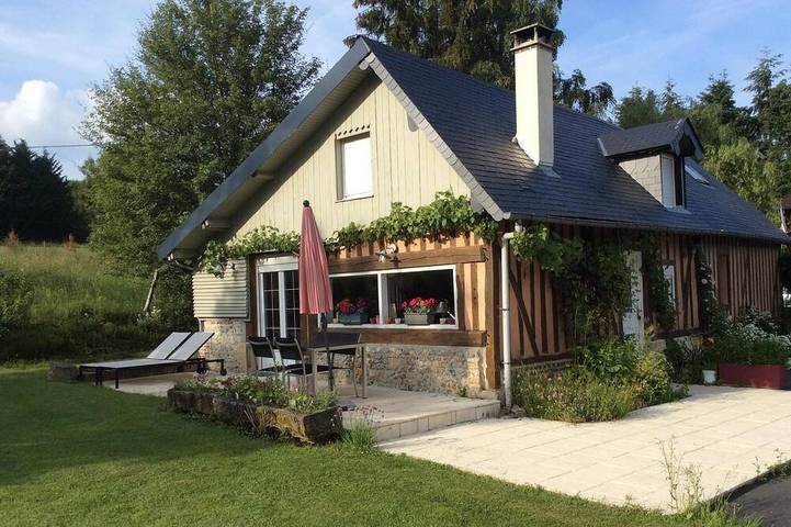 Gîte pour 6 personnes, avec terrasse ainsi que jardin et piscine