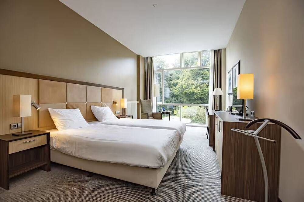 Sun-Filled Escape with Free Parking, Garden Picnic Spot & Cycling Paths in Provincie Utrecht