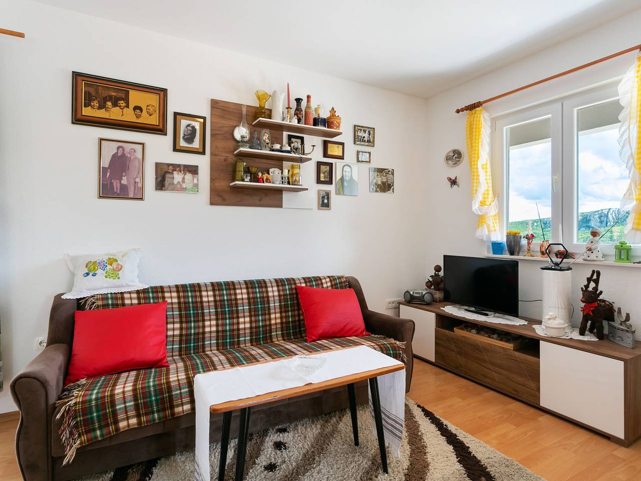 Haus in der Nähe des Roten Sees in Ricice in Imotski, Makarska Riviera