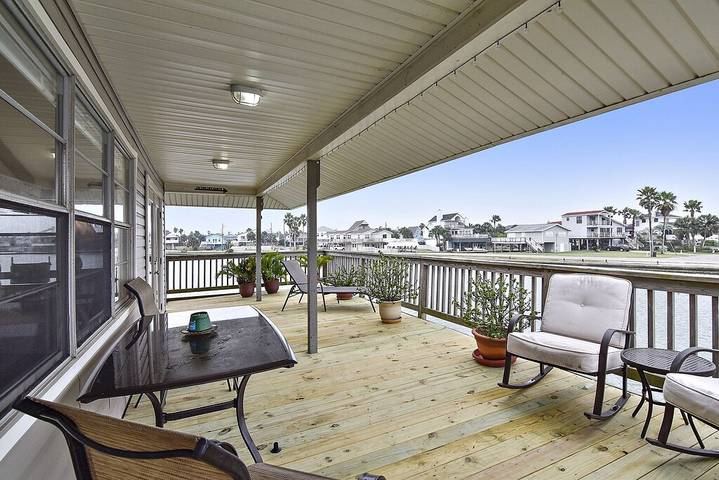 Vacation rental for 8 people, with yard and balcony as well as pool, with pets in Jamaica Beach