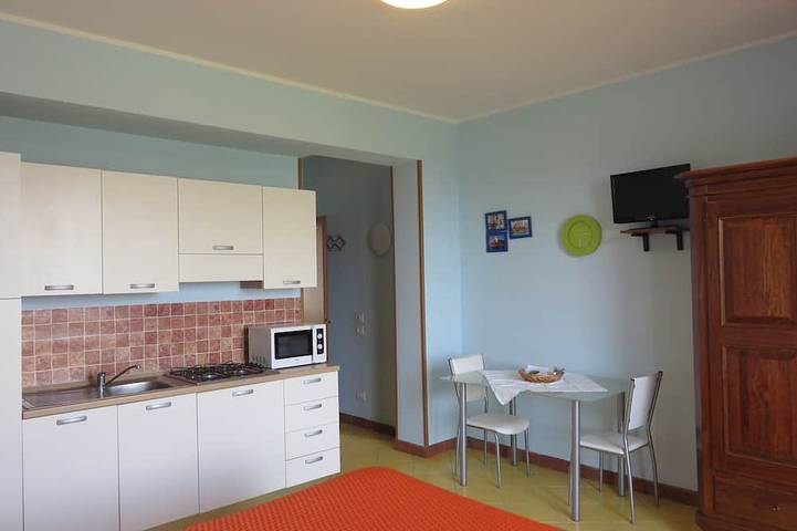 Appartamento intero, Monolocale con terrazza privata, piscina vista mare e wifi in Santa Tecla, Acireale