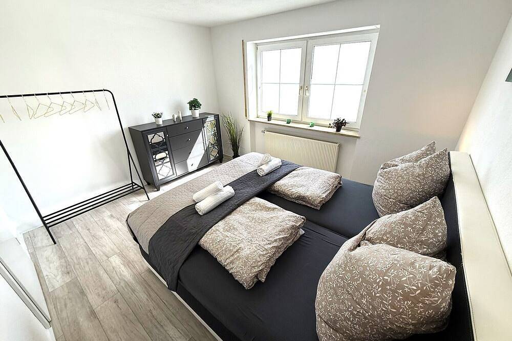Ganze Wohnung, Große Ferienwohnung zwischen Ruhe & Brombachsee +Netflix +Terasse +Wifi in Ellingen, Frankenalb