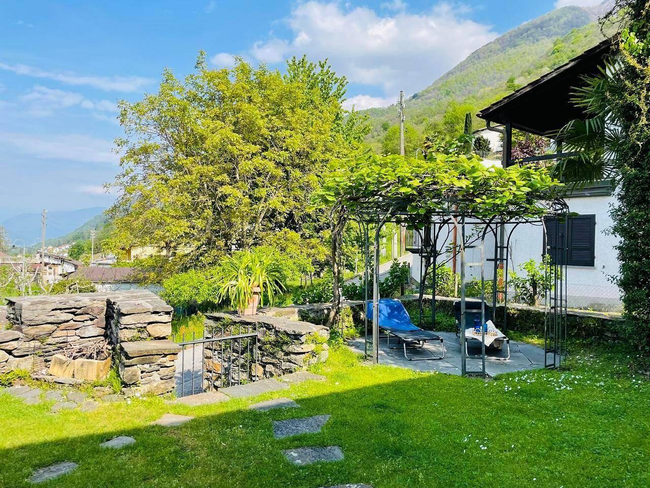 Ganze Ferienwohnung, Ferienwohnung "Casa Ritz" mit Garten in Gambarogno, Lago Maggiore (Schweiz)