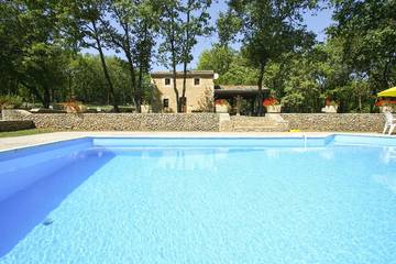 Cottage pour 2 personnes, avec terrasse ainsi que jacuzzi et jardin à Sainte-Foy-de-Longas