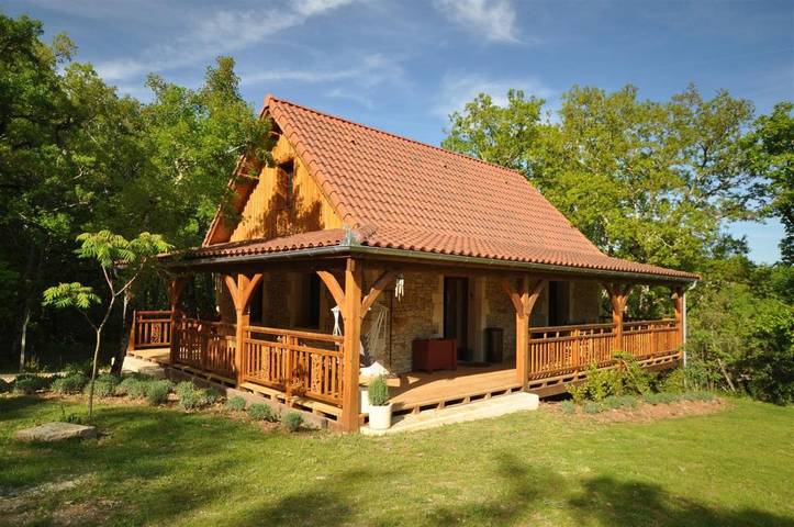 Gîte pour 6 personnes, avec Balcon et Terrasse ainsi que Jardin et Piscine à Lavercantière