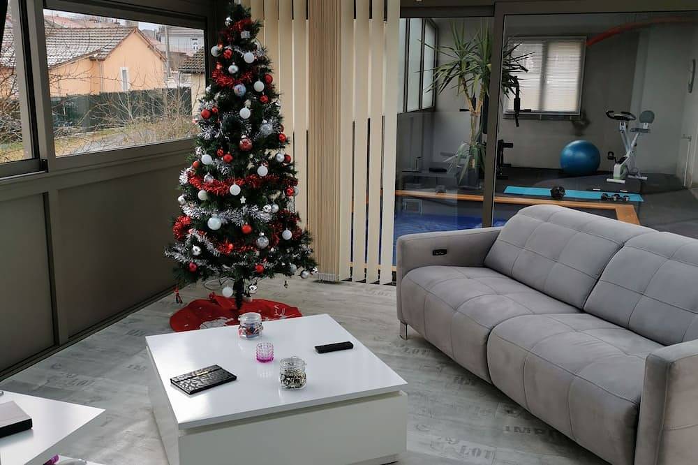 Appartement entier, Charmant logement avec piscine et jacuzzi. in Montceau-les-Mines, Région de Chalon-sur-Saône