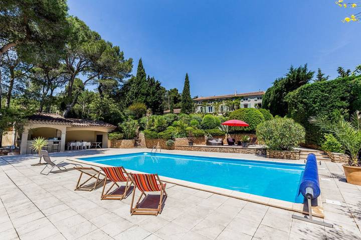 Location de vacances pour 14 personnes, avec Jacuzzi et Jardin ainsi que Piscine et Vue à Fabrezan