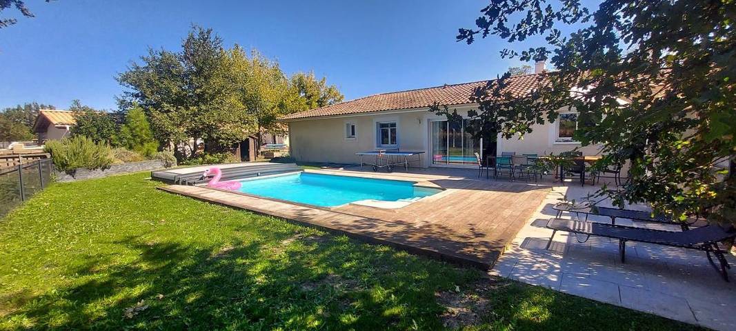 Location de vacances pour 10 personnes, avec Terrasse ainsi que Jardin et Piscine à Le Barp