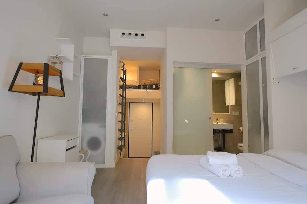 Entire apartment, Bright studio in Malasaña in Centro (Madrid), Madrid