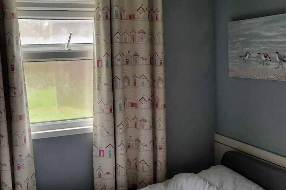 Well equipped chalet on quiet site with Club House and heated pool (in season). in Stalham, The Broads