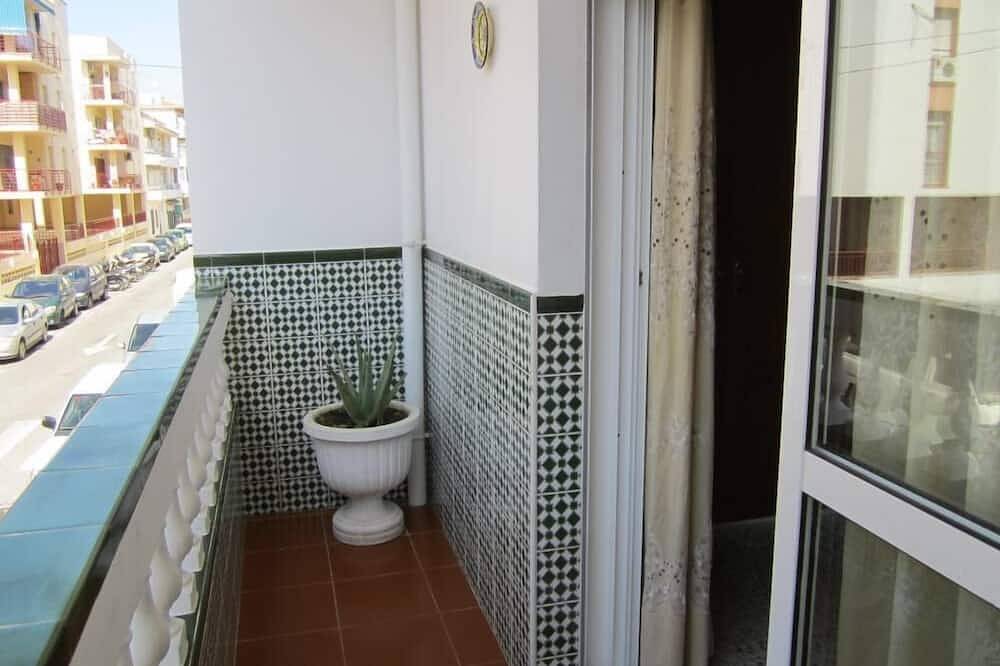 Townhouse With Patios, Bbq, Free Wifi And Parking At 5 'On Foot Of The Beach in Nerja Centre, Nerja