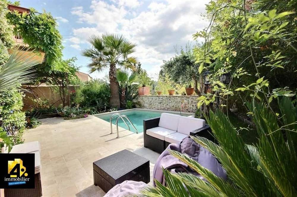 Villa moderne avec un beau jardin, piscine chauffée, un espace barbecue, à proximité des plages in Roquebrune-sur-Argens, Région de Draguignan