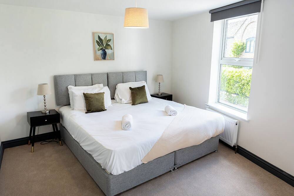 Hosta & Hosta A - Cotswold's 9 Bedroom Cosy Home with Pool Table and Canal Walks in Stroud, Gloucestershire