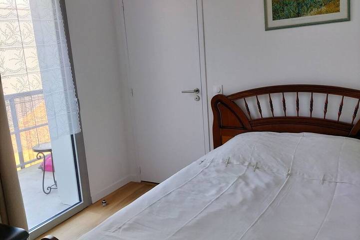 Room 12 m plus private shower room 4 m plus balcony 5 m'a 800 mètres océan in La Rochelle, Région de La Rochelle