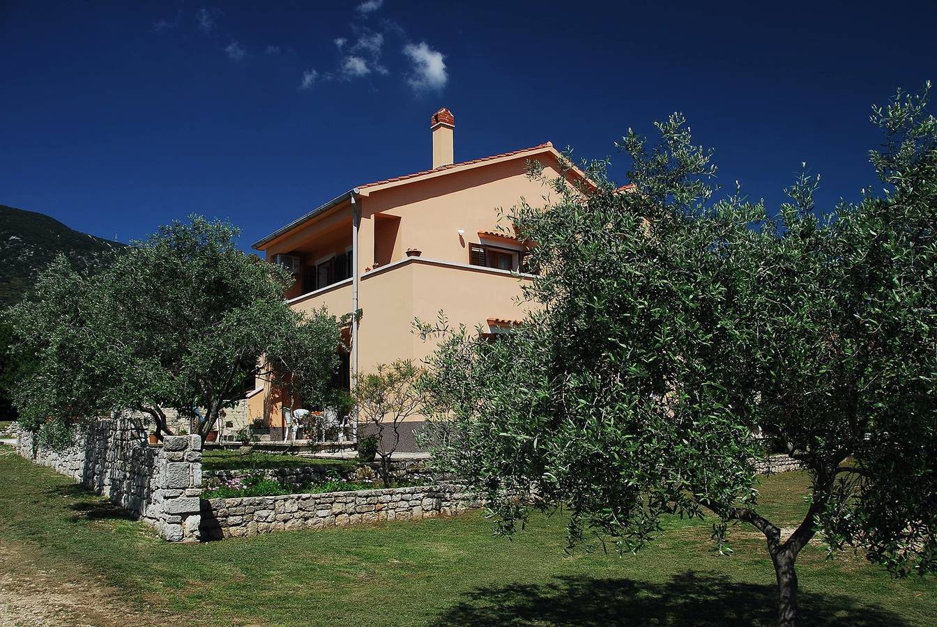 Ganze Wohnung, Ferienwohnung Lyna mit Garten 300m vom Strand in Nerezine, Lošinj