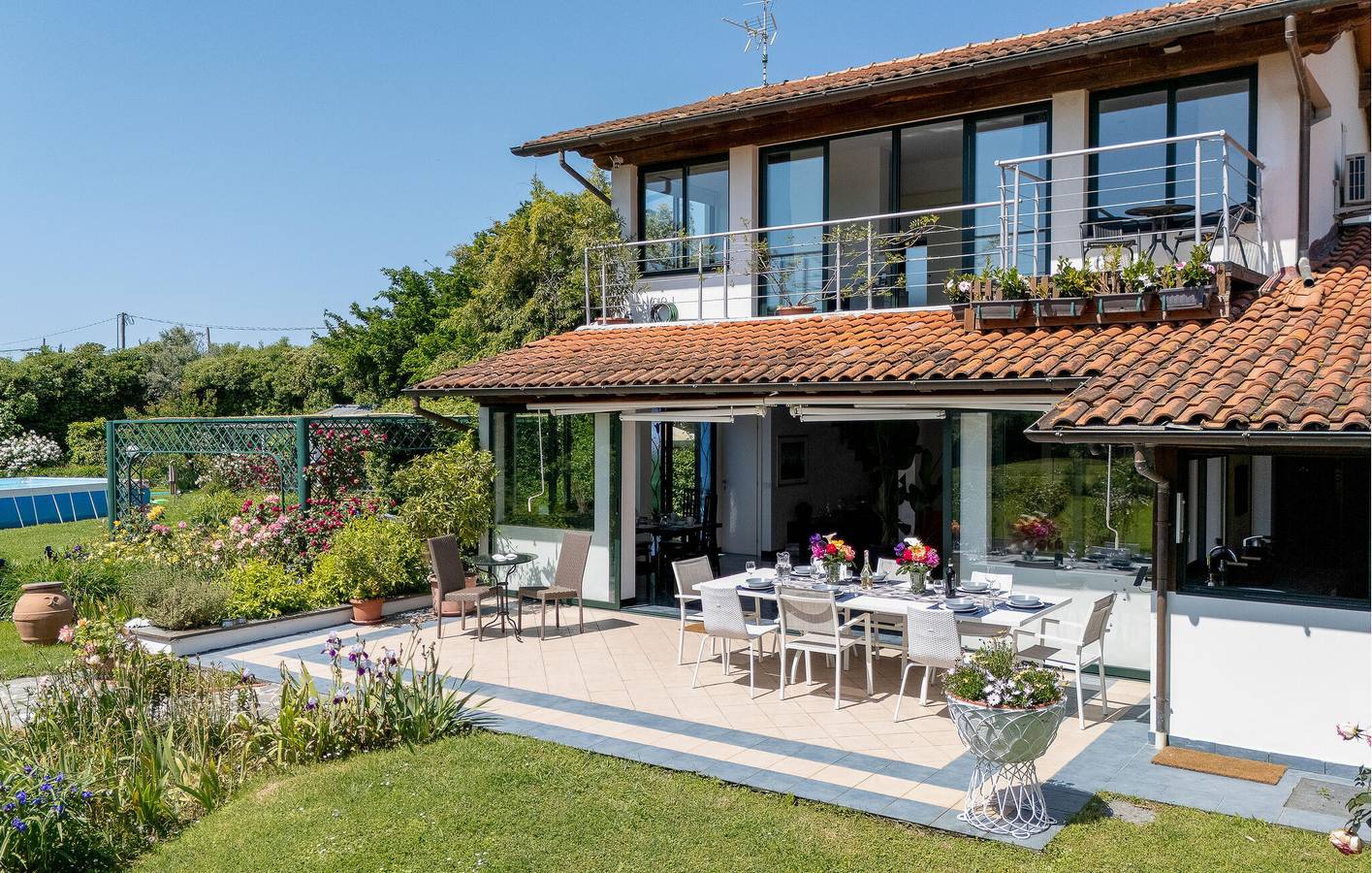 Sunny Oasis Wohnung mit Pool, Garage & Garten - 2.5km von Bagno La Fortuna in Pietrasanta, Italienische Riviera