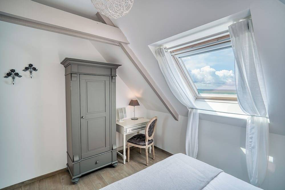 Entire apartment, Duplex apartment with large terrace facing the sea in Plomodiern, Châteaulin region