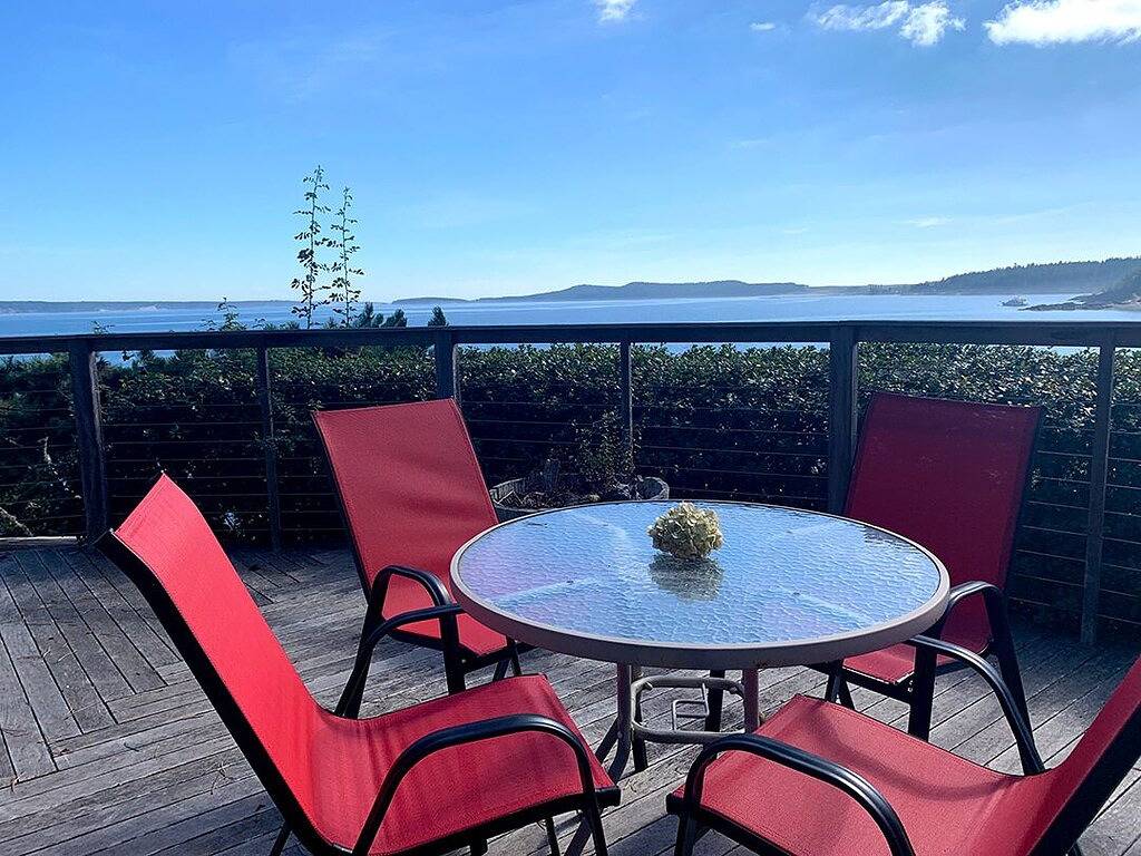 Waterfront Escape with Hot Tub in San Juan Island