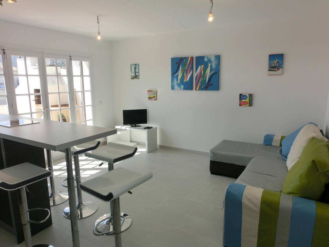 Ganze Wohnung, Helles Penthouse mit großen Terrassen, nah am Strand, Wlan, Parkplatz, renoviert in Llanca, Oberampurien