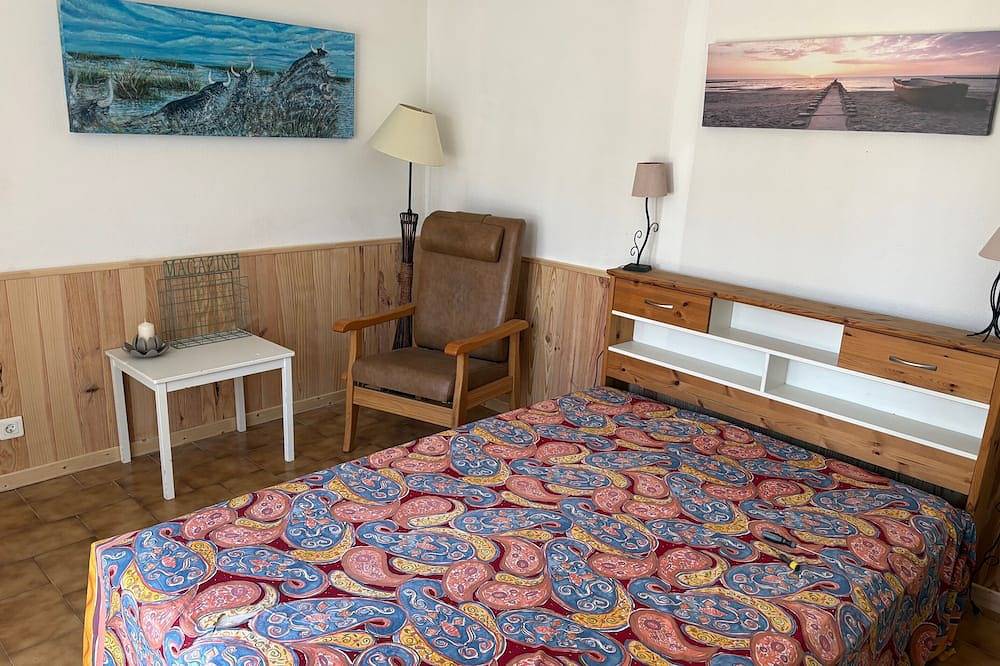 Small fisherman's cottage in a Petite Camargue hamlet in Gallician, Vauvert