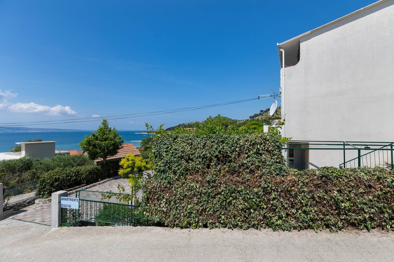 Ganze Wohnung, Studio Appartement mit Terrasse und Meerblick Duce, Omis As-13694-d in Dugi Rat, Omis-Riviera