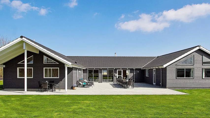Ferienhaus für 25 Personen, mit Sauna und Whirlpool sowie Terrasse und Pool