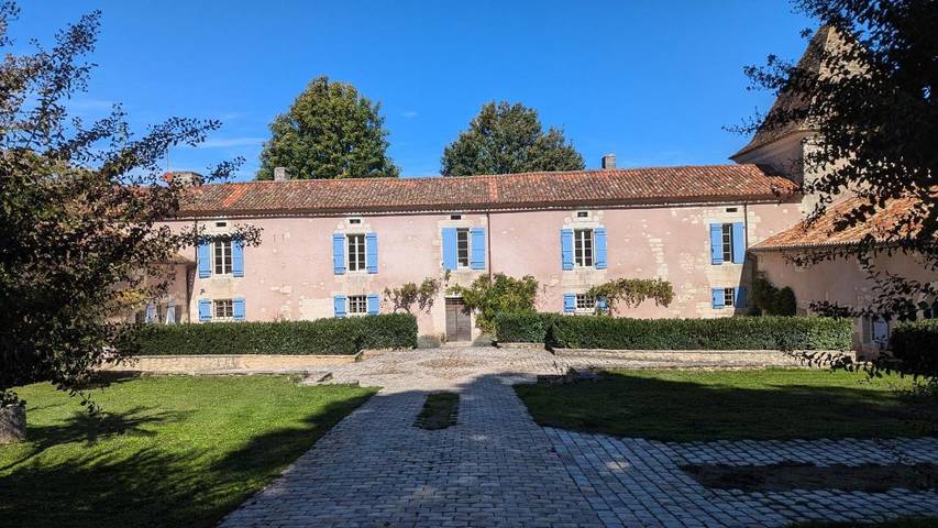 Chambre d’hôte pour 3 personnes, avec Terrasse et Jardin ainsi que Piscine et Vue dans Moulin de la Veyssiere