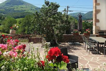 Location de vacances pour 8 personnes, avec jardin ainsi que jacuzzi et balcon à Saint-Étienne-de-Baïgorry