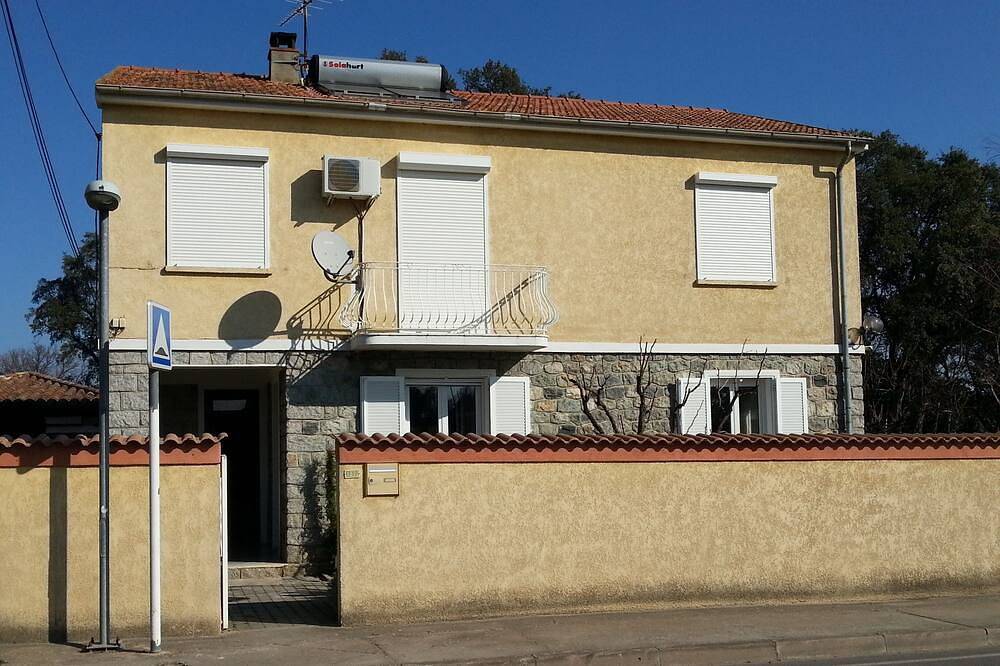 Appartement entier, Appartement 1er étage dans villa avec piscine privée et jardin in Morta, Prunelli-di-Fiumorbo