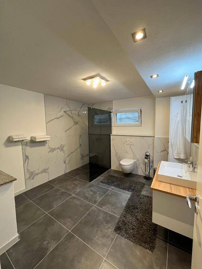 Ferienwohnung für 4 Personen, mit Terrasse und Garten sowie Ausblick in Offingen