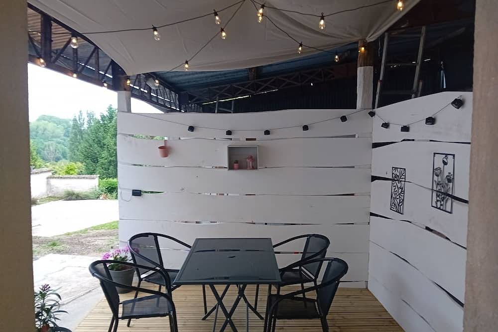 Appartement entier, Charmant studio rénové au calme avec terrasse proche Futuroscope in Chenevelles, Vienne (France)