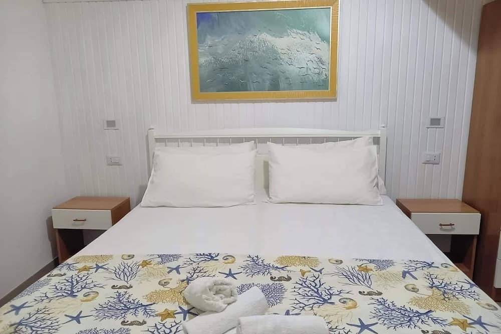 Entire apartment, Apartment 'Blu' with Private Terrace, Private Garden and Air Conditioning in Conchiglie-Alto Lido, Gulf of Taranto