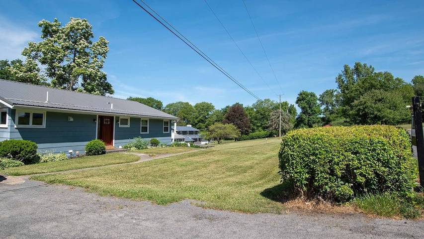 Vacation rental for 16 people, with hot tub and balcony in Cayuga Lake