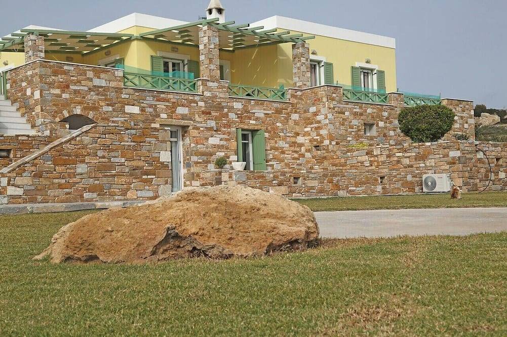 Olea Suite Syros offers unique sea views in a  house with parking and  Wi-Fi. in Poseidonia, Syros