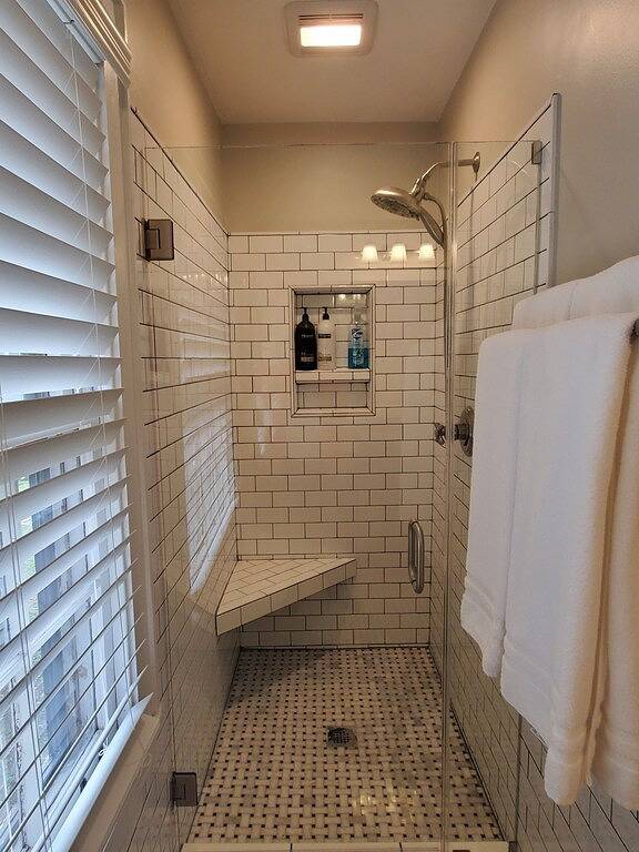 Beautiful renovated home minutes to downtown perfect for a family or batch trip in Nashville, Tennessee