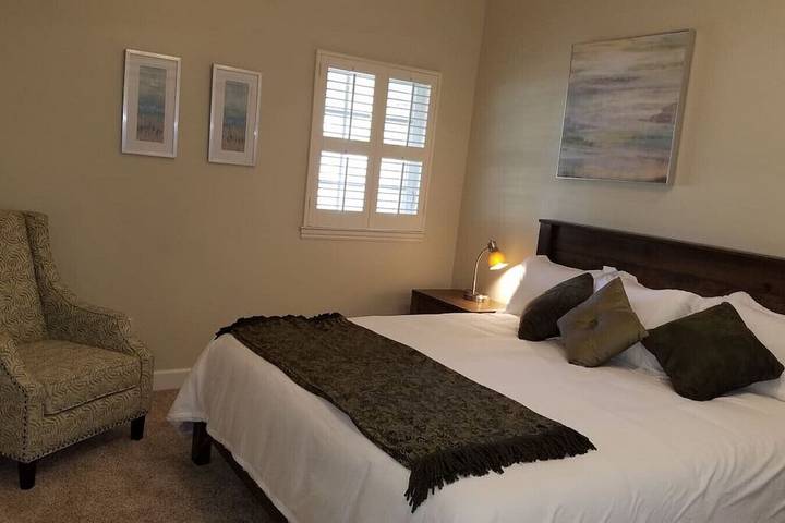 Vacation rental for 10 people, with balcony and yard in Ottawa (Canada)