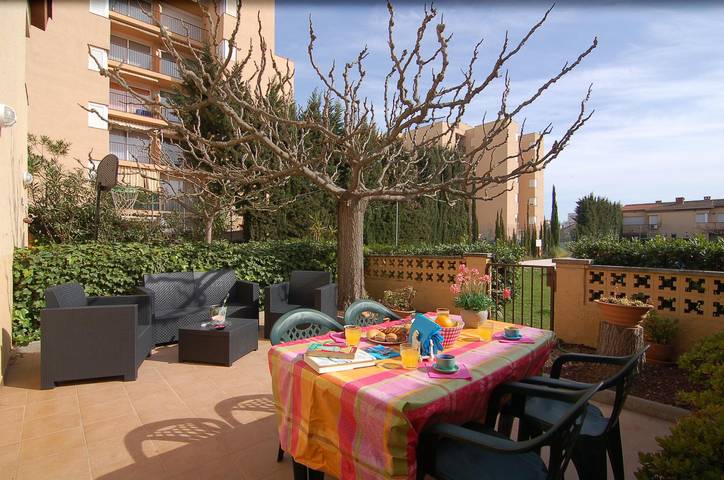 Chalet für 10 Personen, mit Terrasse und Garten sowie Pool und Ausblick in Roses