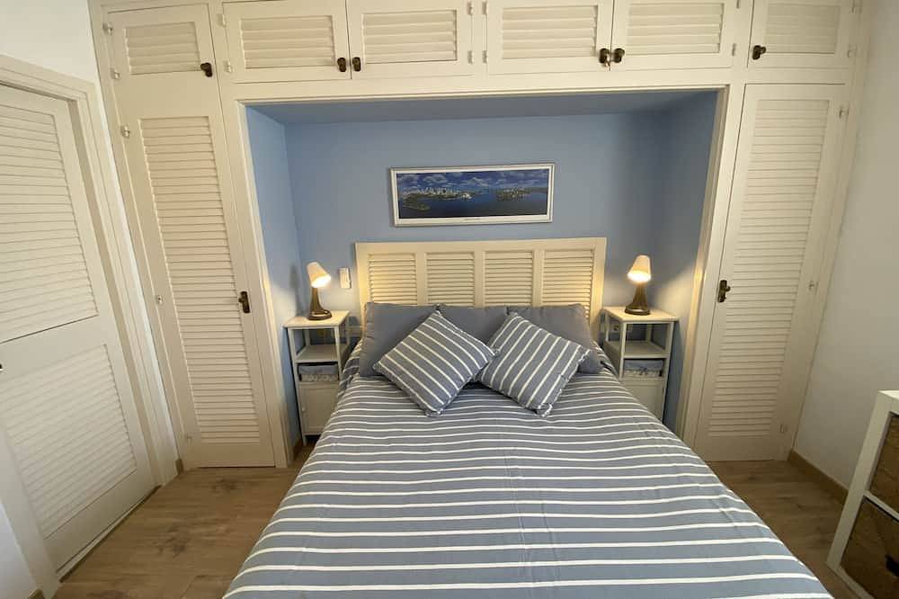 Entire apartment, 1km from the beach, magnificent sea view, swimming pool, parking and Wifi in Sant Feliu de Guíxols, Costa Brava