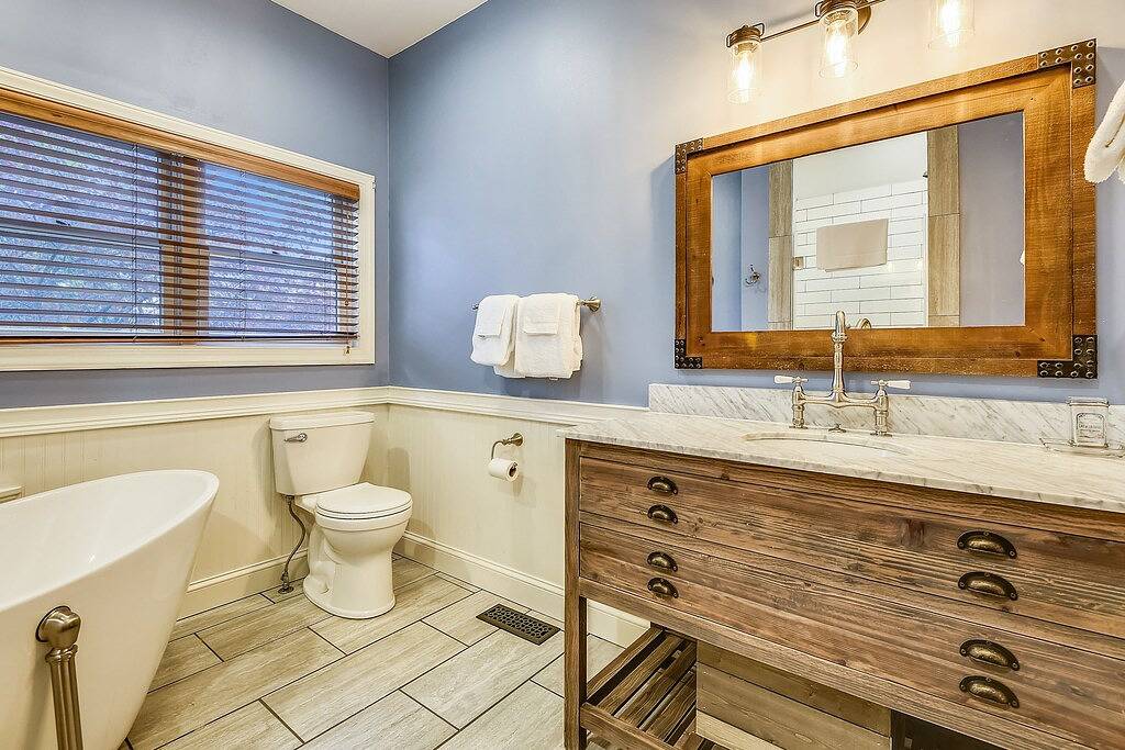 Walk to Wisp Slopes! Stunning Lakefront Home! in McHenry, Deep Creek Lake