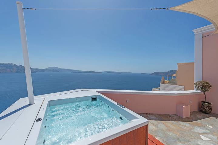 The San Villa with Sea View and Private Hot Tub in Ormos Ammoudiou, Oia