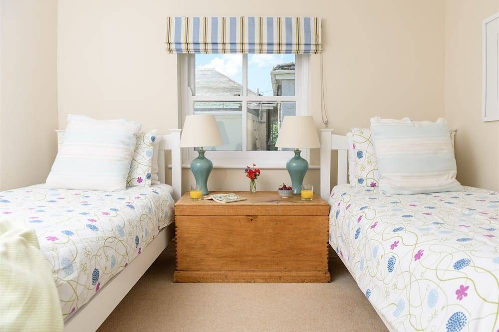 Architect designed brand new Cornish cottage in Mousehole in Mousehole, Cornwall