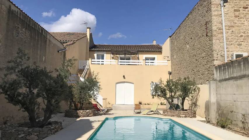 Location de vacances pour 6 personnes, avec piscine et balcon à Olonzac