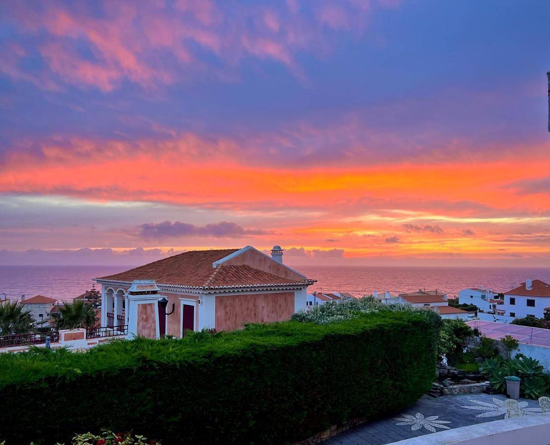 Apartamento de férias inteiro, Modern Villa Steps Away From The Beach in Praia das Maçãs, Azenhas do Mar