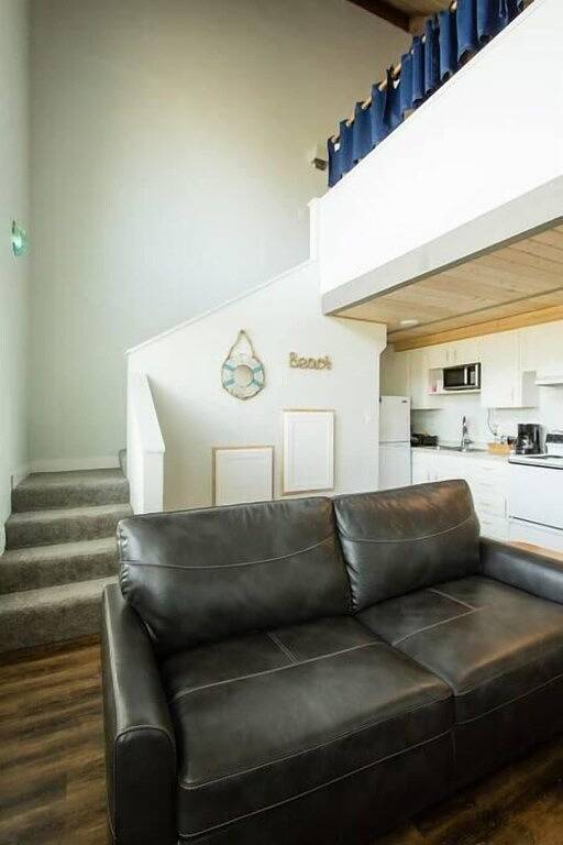 Ocean Shores cozy chalet located within steps from the beach in Ocean Shores Beach, Ocean Shores