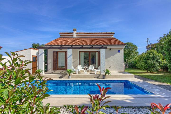 Villa for 4 people, with terrace and pool as well as garden in Istria